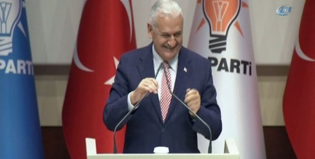 Binali Yıldırım ilk konuşmasına fıkrayla başladı