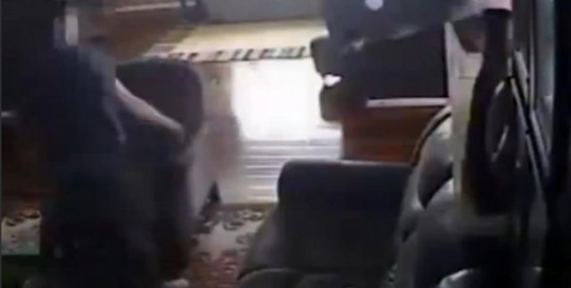 Eve girdi, cüzdanı gasp etti, çekip gitti