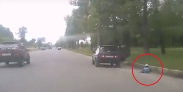 Küçük çocuk seyir halindeki araçtan düştü
