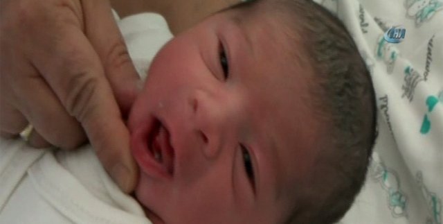 Miraç bebek iki dişli dünyaya geldi