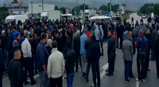 Öfkeli kalabalık ile polis arasında arbede
