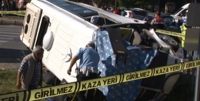 Öğrenci servisi otomobille çarpıştı: 2 ölü, 14 yaralı
