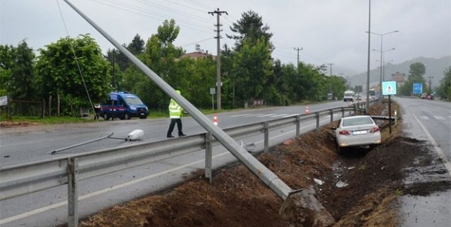 Otomobil aydınlatma direğine çarptı: 3 yaralı
