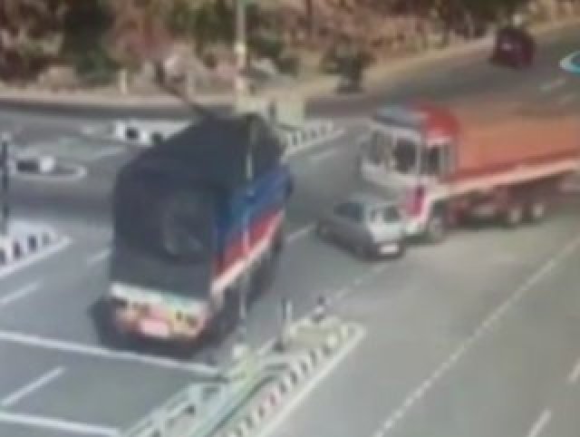 İki kamyon arasında kalan otomobil kağıt gibi ezildi