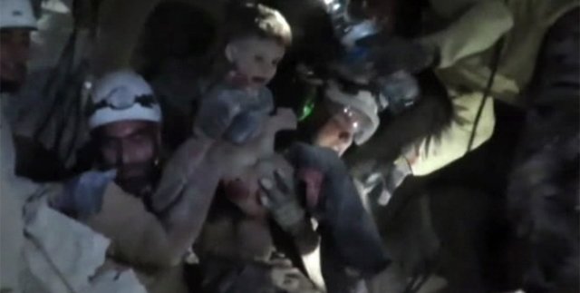 Rus uçaklarının bombaladığı binanın enkazından çıktı