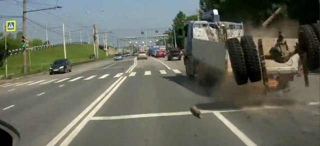 Rusya’da seyir halindeki kamyonun arka dingili bir anda çıktı.