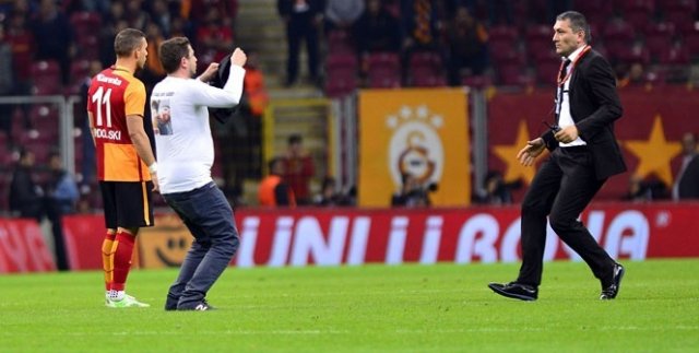 Sahaya giren Galatasaray taraftarı, o anları anlattı