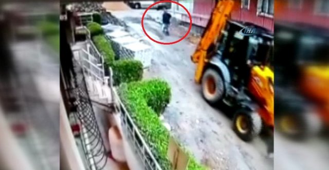 Yol çalışması yapan kepçe yaşlı adamı ezdi