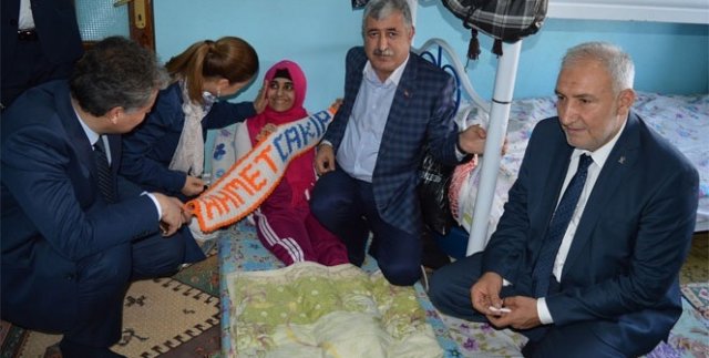 6 çocuğu da engelli aileye sahip çıkıldı