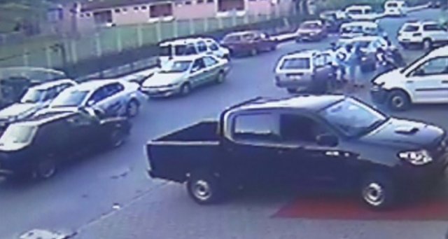 Acımasızca polisi metrelerce sürükledi