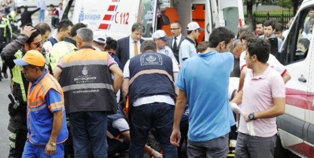 Ambulansa eskortluk yapan motorlu polis kaza yaptı