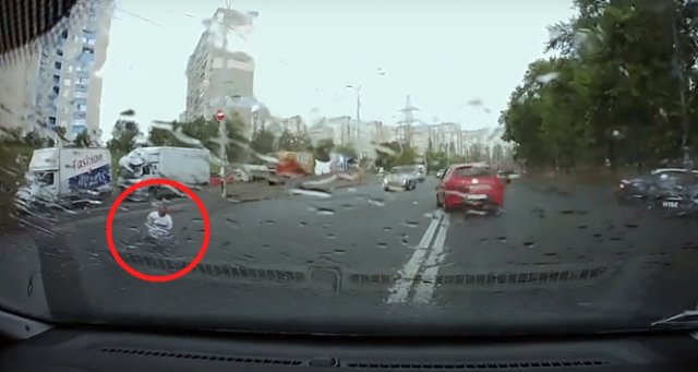 Araçtan savruldu, hiçbir şey olmamış gibi kalktı!
