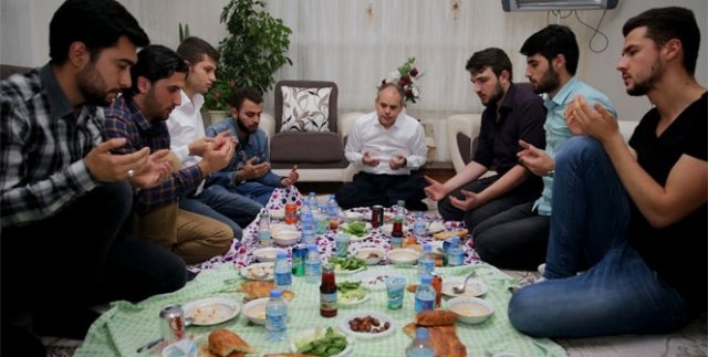 Bakan Kılıç iftarını öğrenci evinde açtı