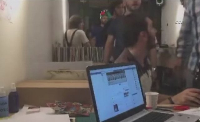 Beyoğlu’nda bir grup müzik etkinliğini bastı