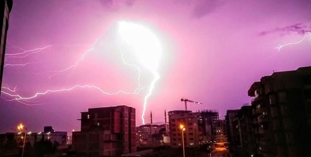 Bursa'da geceyi şimşekler aydınlattı