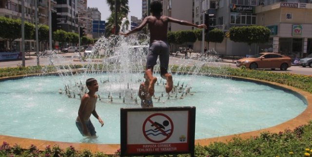 Çocuklar süs havuzunda yüzdü, asfaltta güneşlendi
