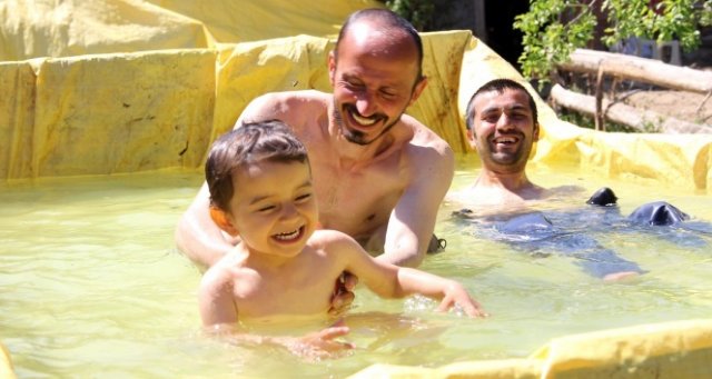 Çocuklarını denize götüremeyen babadan ilginç çözüm