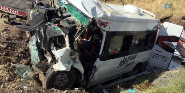Diyarbakır'da korkunç kaza, 6 kişi hayatını kaybetti