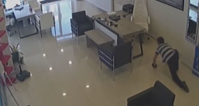Emekleyen hırsız böyle görüntülendi