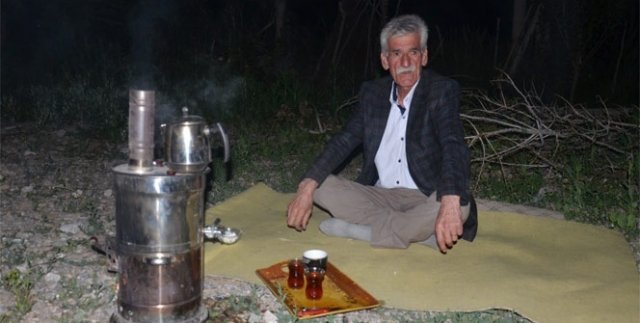 Enkaza dönen evinin önünde nöbet tutuyor