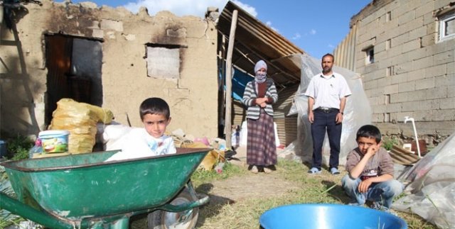 Evleri yıkılan ailenin yürek burkan dramı