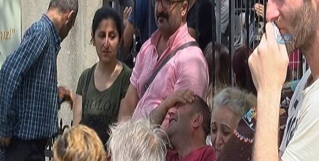 Hastane önünde bekleyiş sürüyor