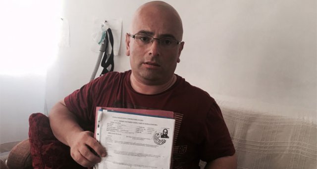 İş bulamayan engelli, evin penceresine pankart asıp greve girdi