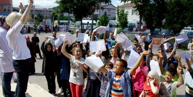 İşitme engelli öğrencilerin karne heyecanı