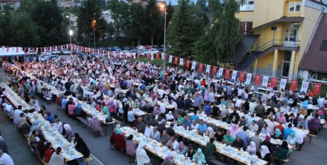 Kardeşler iftar sofrasında buluştu