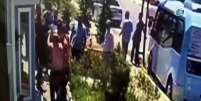 Minibüsçülerin silahlı çatışması kamerada