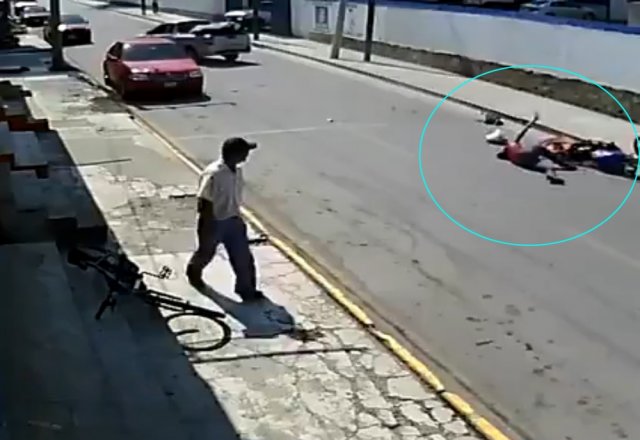 Motosikletli gencin bacağını kırdığı kaza kamerada
