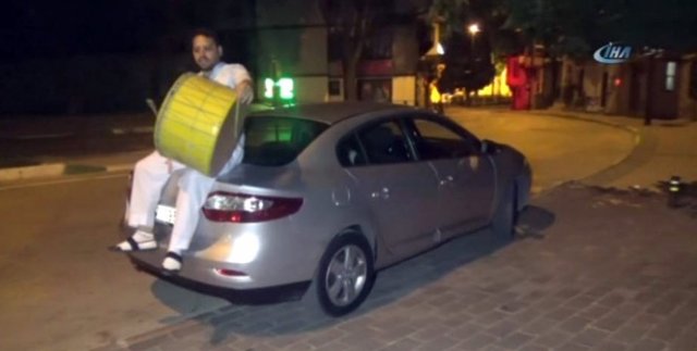 Ramazan davulcusundan otomobille tehlikeli şov