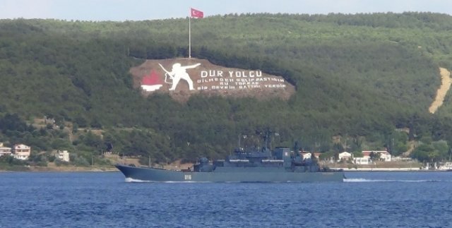 Rus savaş gemisi Çanakkale Boğazı'ndan geçti