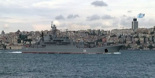 Rus savaş gemisi İstanbul Boğazı'ndan geçti