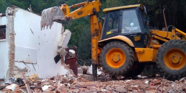 Tabiat parkındaki kaçak yapılar yıkıldı