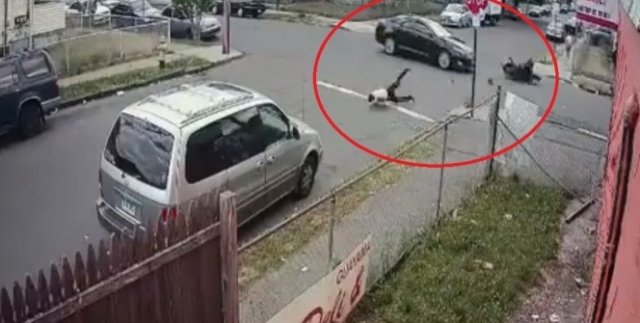Taklalar atarak asfalta çakıldı!