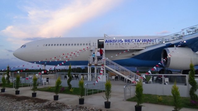 Uçakta iftar ilgi çekiyor