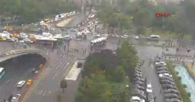 Vezneciler'de polis otobüsüne saldırı