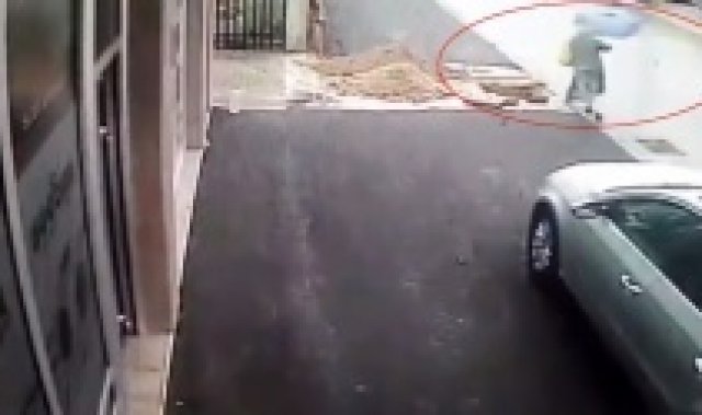 Yaşlı kadın çukura böyle düştü