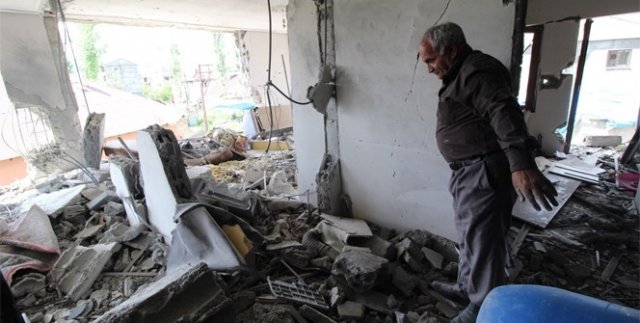 Yıkıntıların arasında yürek burkan ağıt