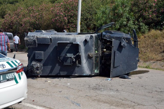 Zırhlı polis aracı devrildi! Yaralılar var
