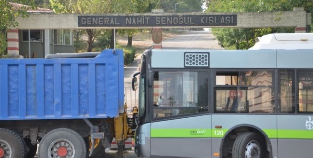 Askeri birliklerin önünde tedbir elden bırakılmıyor