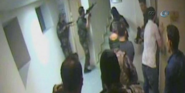 Atatürk Havalimanı'da polisin darbecilere operasyonu kamerada