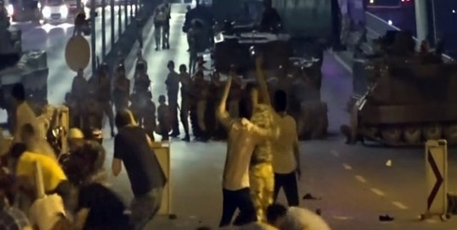 Boğaz Köprüsü'nde askerler vatandaşlara böyle ateş açtı
