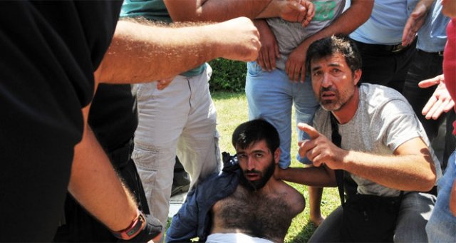 Camideki eylemcinin üzerinden el yapımı bomba çıktı