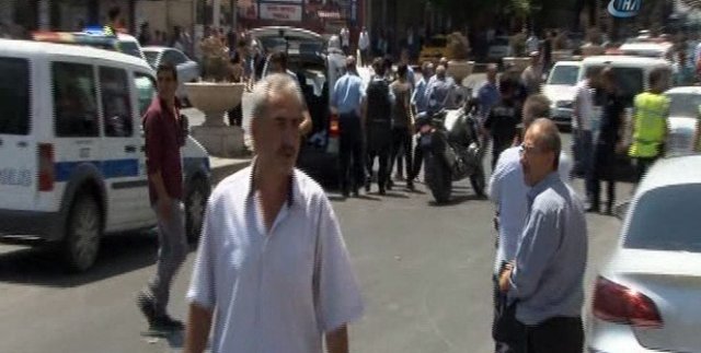 Darbe girişiminde gözaltına alınan asker bir kişiyi rehin aldı