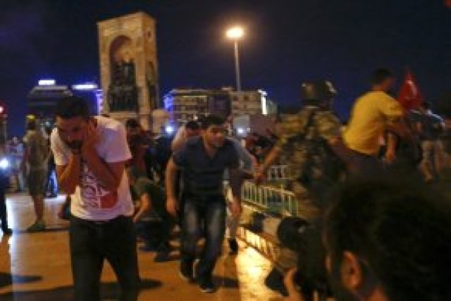 Darbeci askerler, Taksim'de vatandaşı hedef alarak ateş açmış
