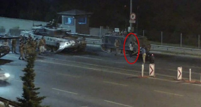 Darbesavar Türk kadını