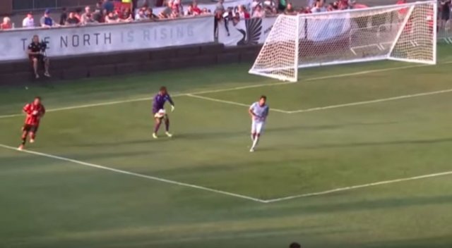 Eski Antalyasporlu kaleci 'Kendi kalesine gol' kavramını yeniden yazdı