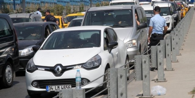 Güvenlik önlemleri havalimanında uzun araç kuyruğu oluşturdu
